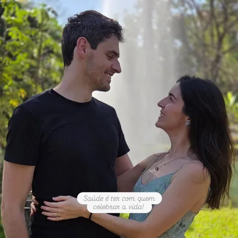 Dra. Raquel Cosso ao lado do marido, com a frase "Saúde é ter com quem celebrar a vida"