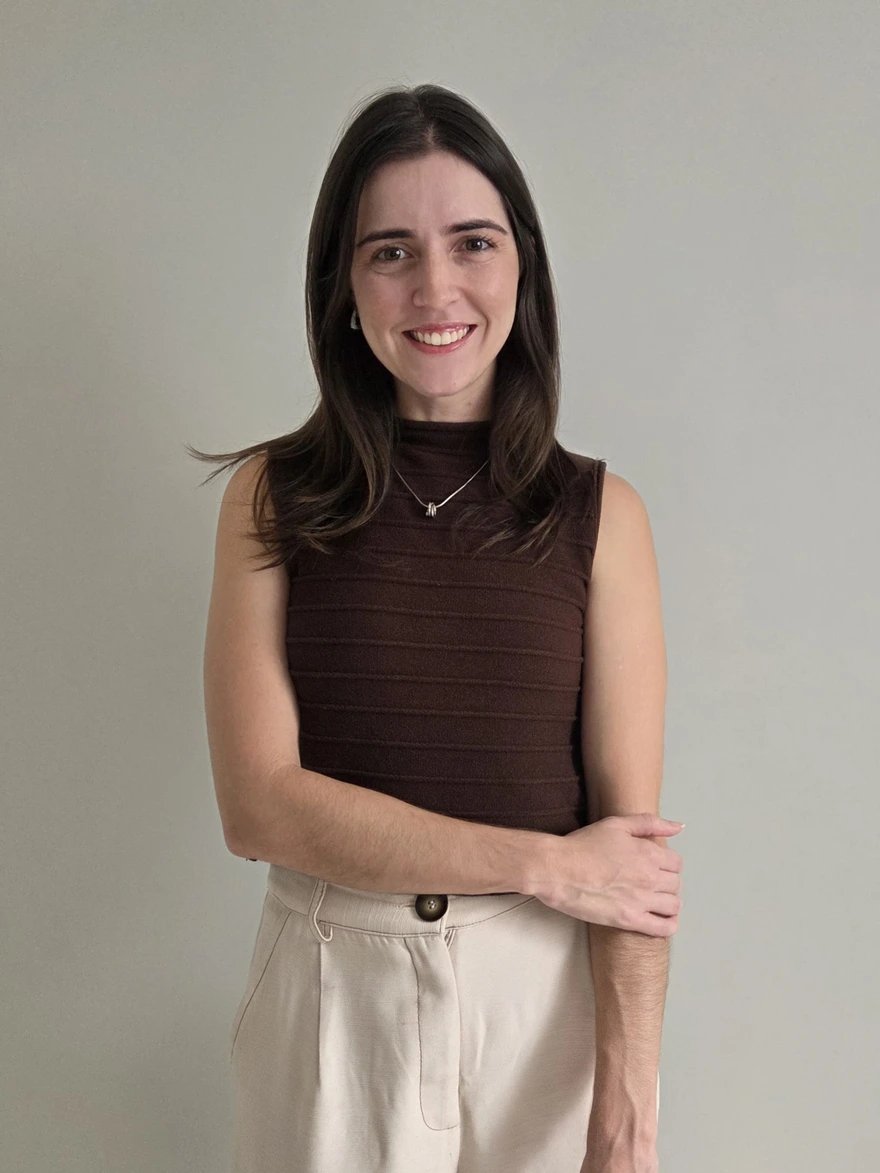 Dra. Raquel Cosso, endocrinologista, em foto profissional lifestyle